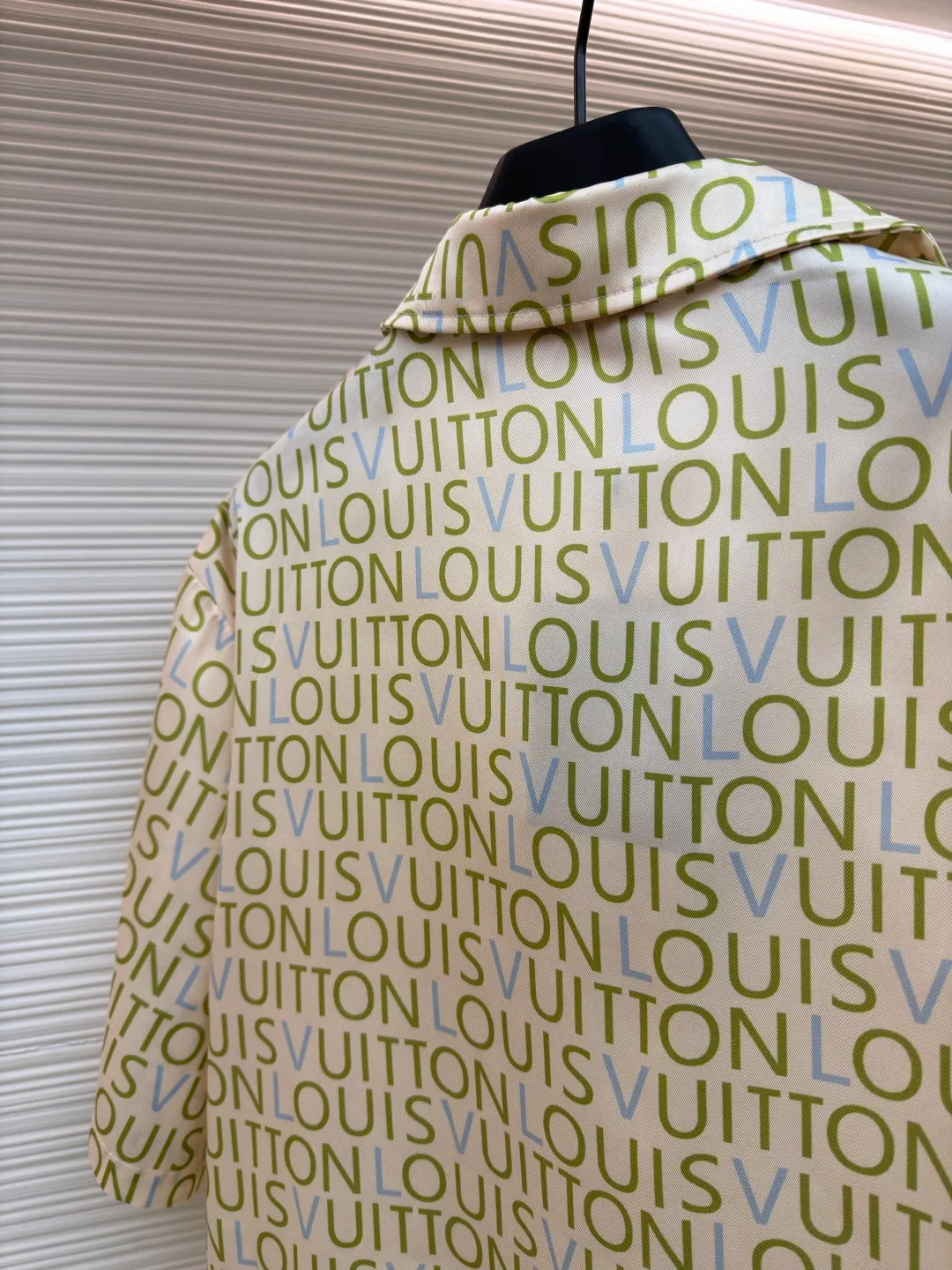 LOUIS VUITTON full-print letter short-sleeved shirt ●Item number: 1682512-A50 ●Material: cotton fabric ●Technology: printing production ●Color: apricot ●Version: fitted version ●Weight: about 180 grams ●Size: S-M-L-XL ●Description: Made of high-thread-count pure cotton poplin fabric. The fabric is treated with pre-washing water and feels smooth and breathable. It has good drape and stiffness, and is not easy to wrinkle and deform. The brand letter pattern printed all over the body of the garment is produced using digital direct printing technology. The color reproduction is high and the pattern is delicate. It is not easy to fade and smudge after high-temperature fixation treatment. The letters are neatly arranged to highlight the brand recognition. The shirt is designed with a Cuban collar, the neckline is smooth and natural, and the buttons at the placket are made of custom mother-of-pearl buttons, which have a warm and shiny texture. The overall cut is a loose silhouette, the shoulder joints are flat-stitched, the stitching is straight and fine, the cuffs are short-sleeved cuffs, and the details are exquisite. The customized accessories and three labels are complete, making it easily suitable for casual vacations and daily outings. The overall wiring is straight and delicate, the fabric is comfortable and soft, and the color is consistent without color difference. It can be matched with the same style to create a fashionable look and control various occasions. Customized accessories, complete with three standards, same style for men and women!